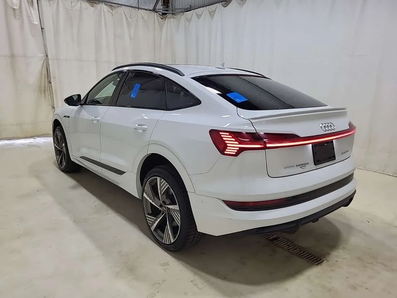 Audi E-Tron  | TECHNIK | 55 quattro | DIS | 360 | HEAD-UP | , снимка 4 - Автомобили и джипове - 54678043