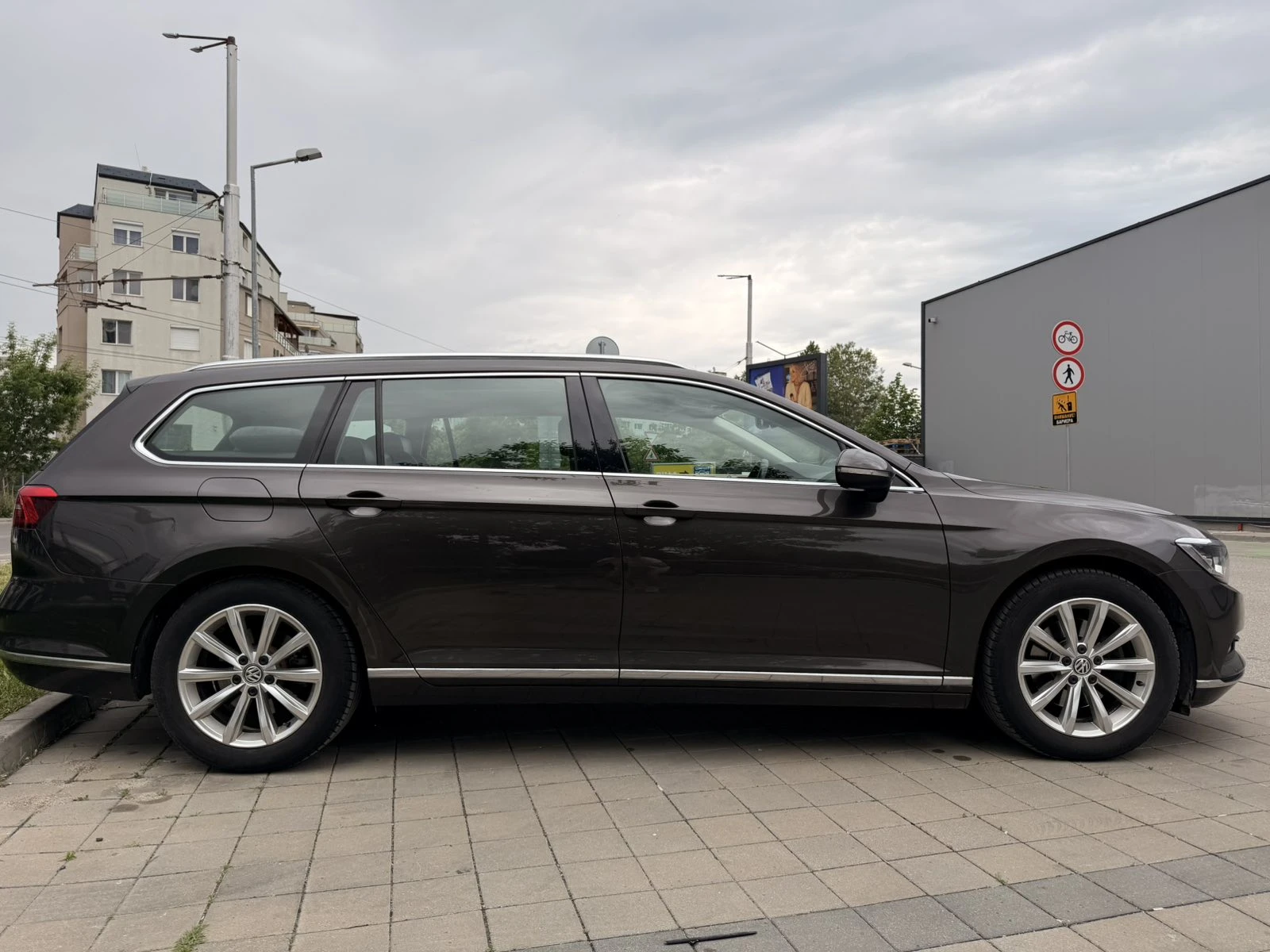 VW Passat HIGHLINE 2.0 TDI, снимка 4 - Автомобили и джипове - 54726574