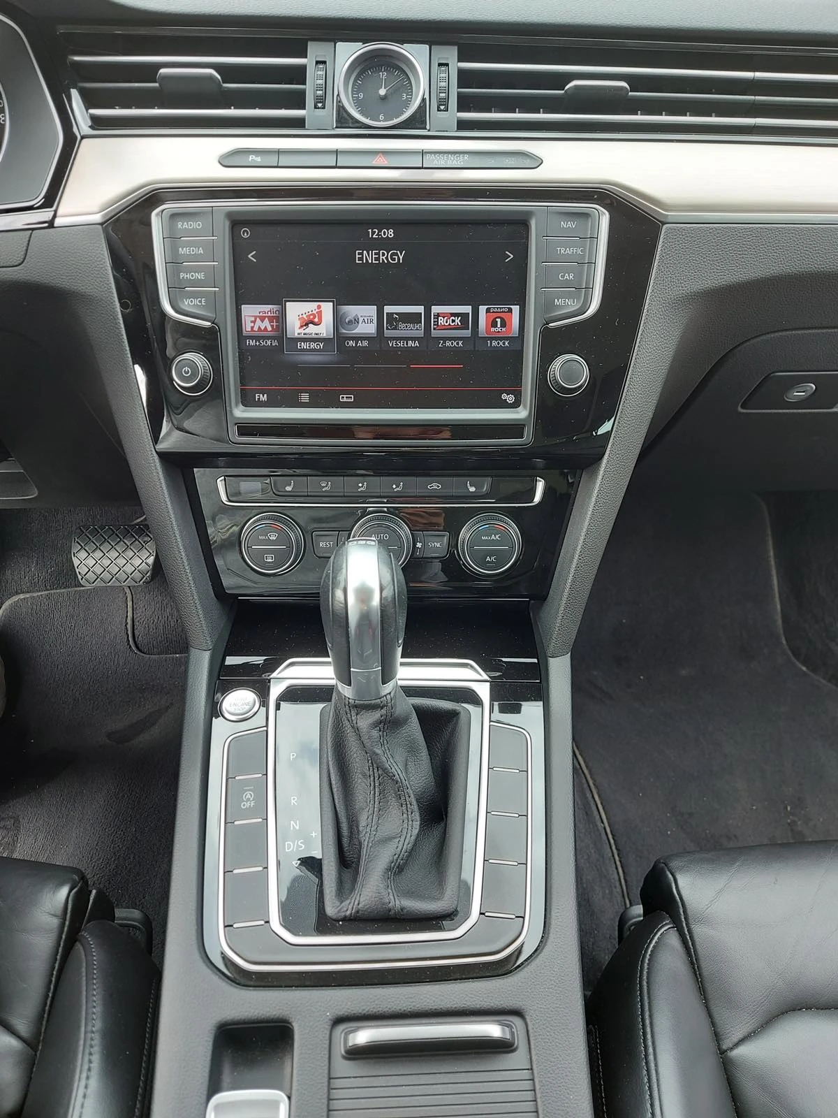VW Passat HIGHLINE 2.0 TDI, снимка 10 - Автомобили и джипове - 54726574