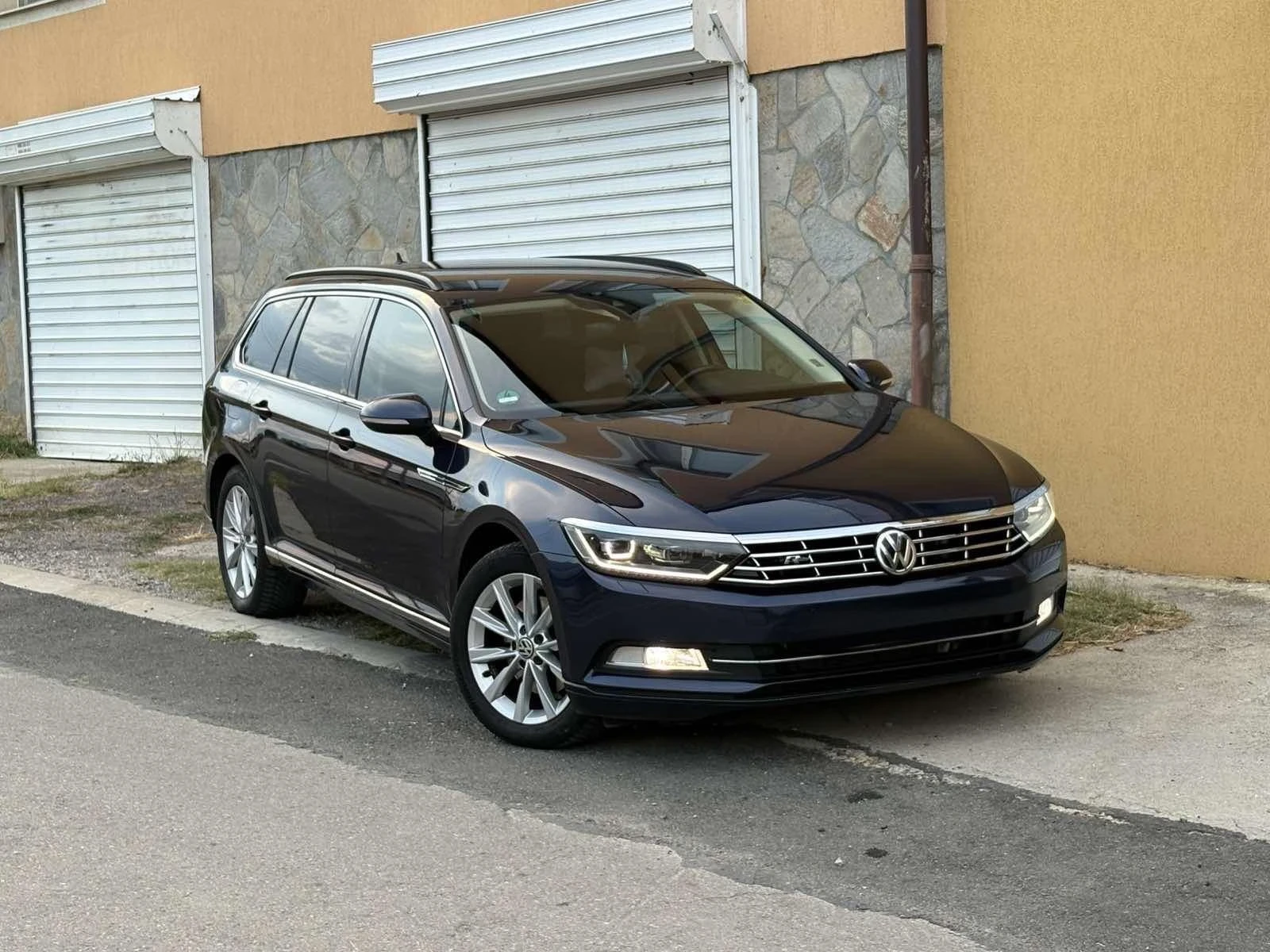 VW Passat Vw passat B8 2.0TDI/R line style/ACC/МАСАЖ/DSG, снимка 2 - Автомобили и джипове - 55333276