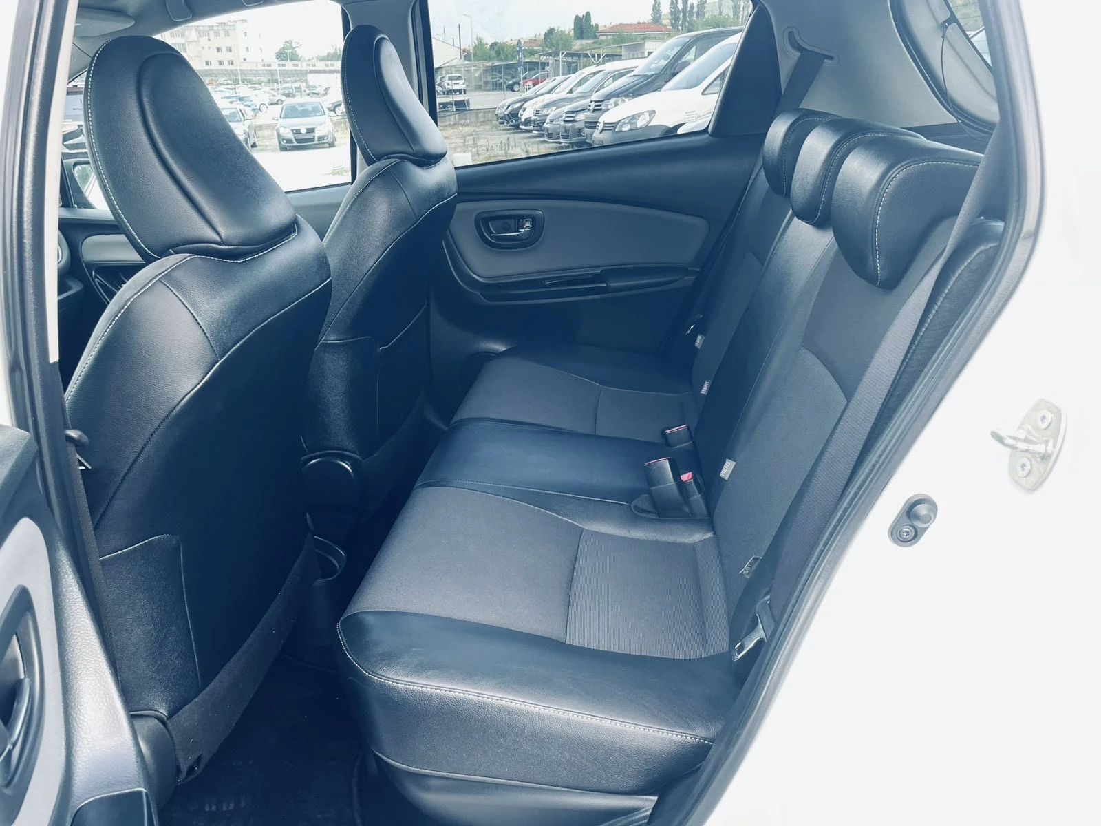 Toyota Yaris 1.5 HYBRID, снимка 11 - Автомобили и джипове - 55345411
