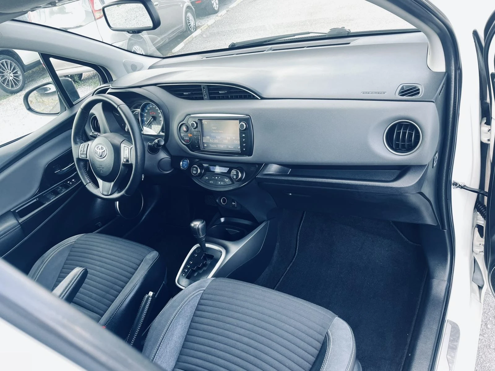 Toyota Yaris 1.5 HYBRID, снимка 17 - Автомобили и джипове - 55345411