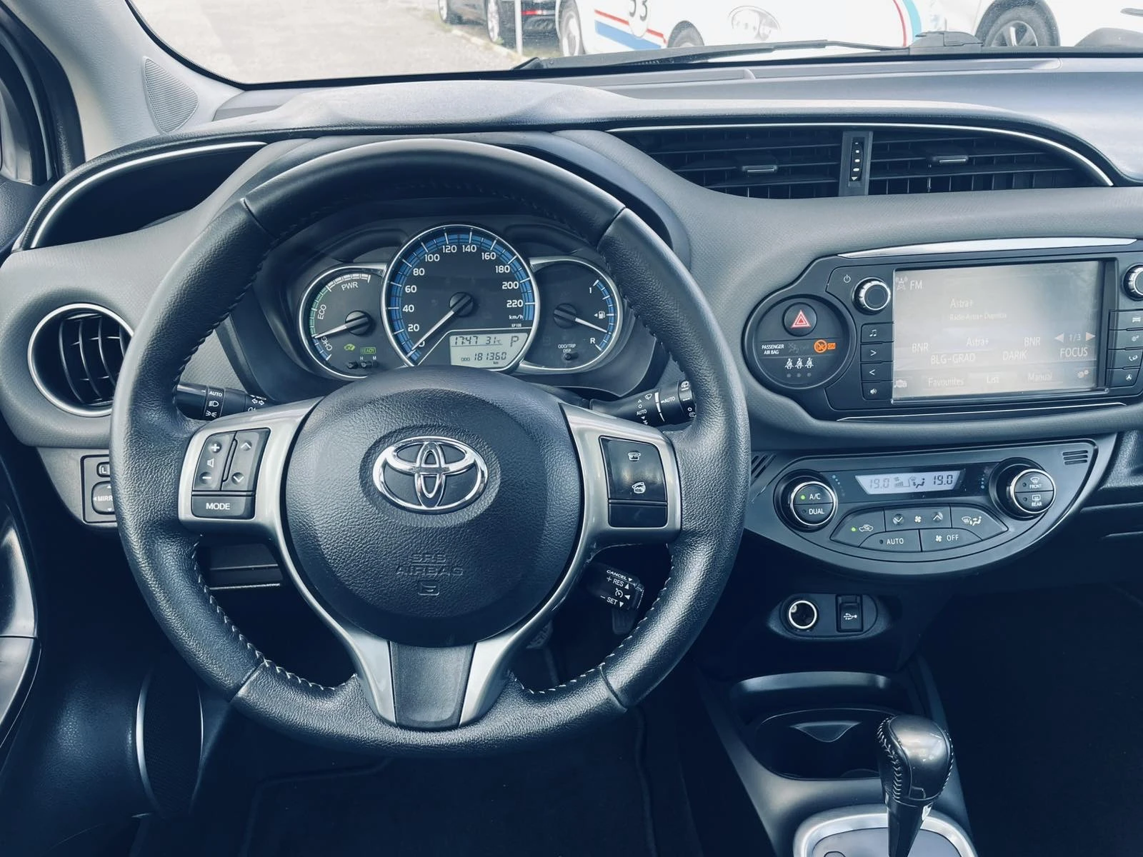 Toyota Yaris 1.5 HYBRID, снимка 7 - Автомобили и джипове - 55345411