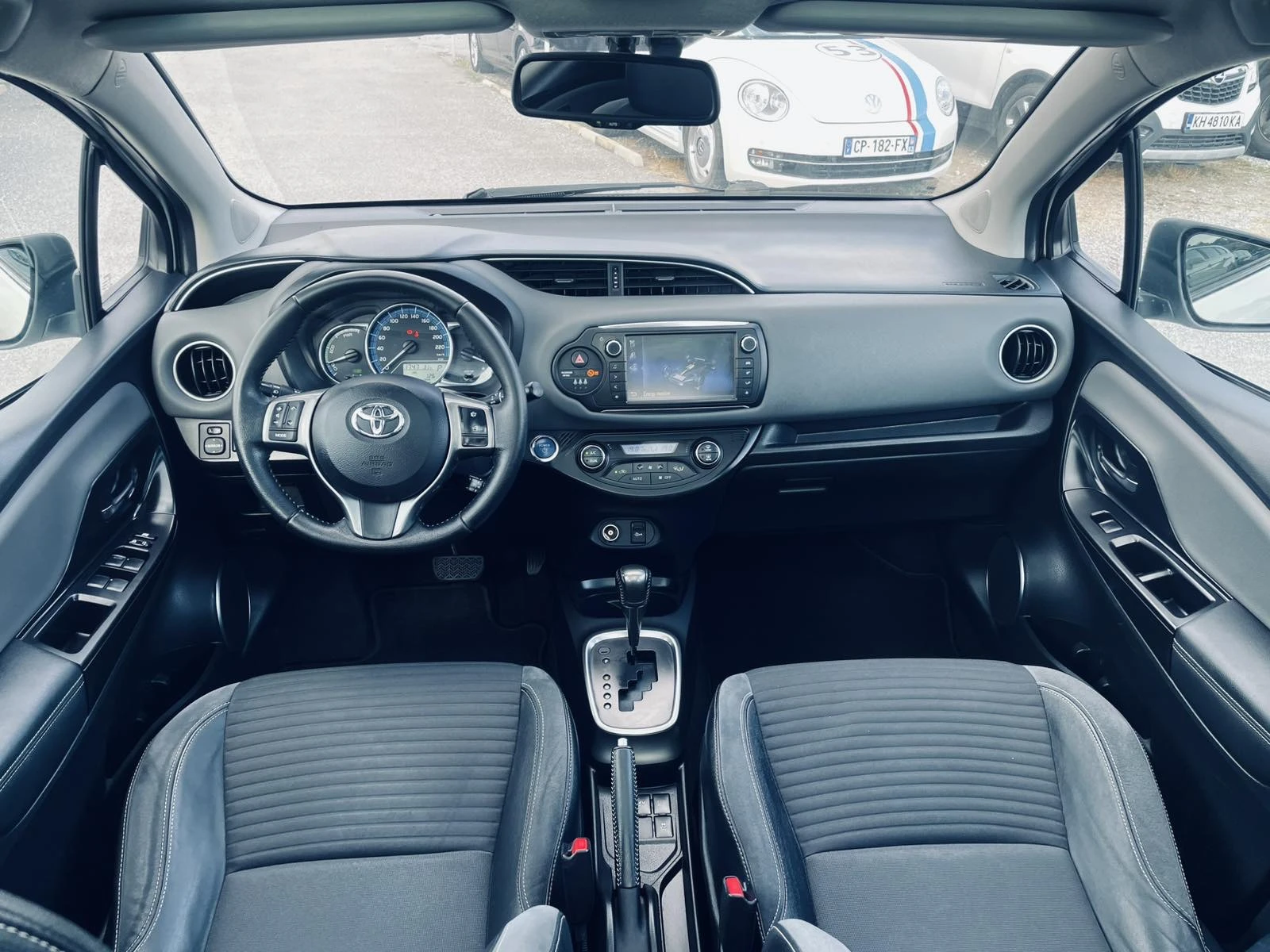 Toyota Yaris 1.5 HYBRID, снимка 8 - Автомобили и джипове - 55345411
