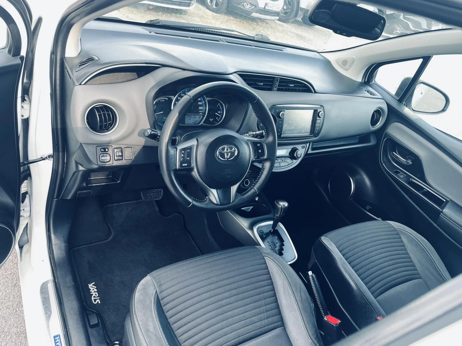 Toyota Yaris 1.5 HYBRID, снимка 9 - Автомобили и джипове - 55345411