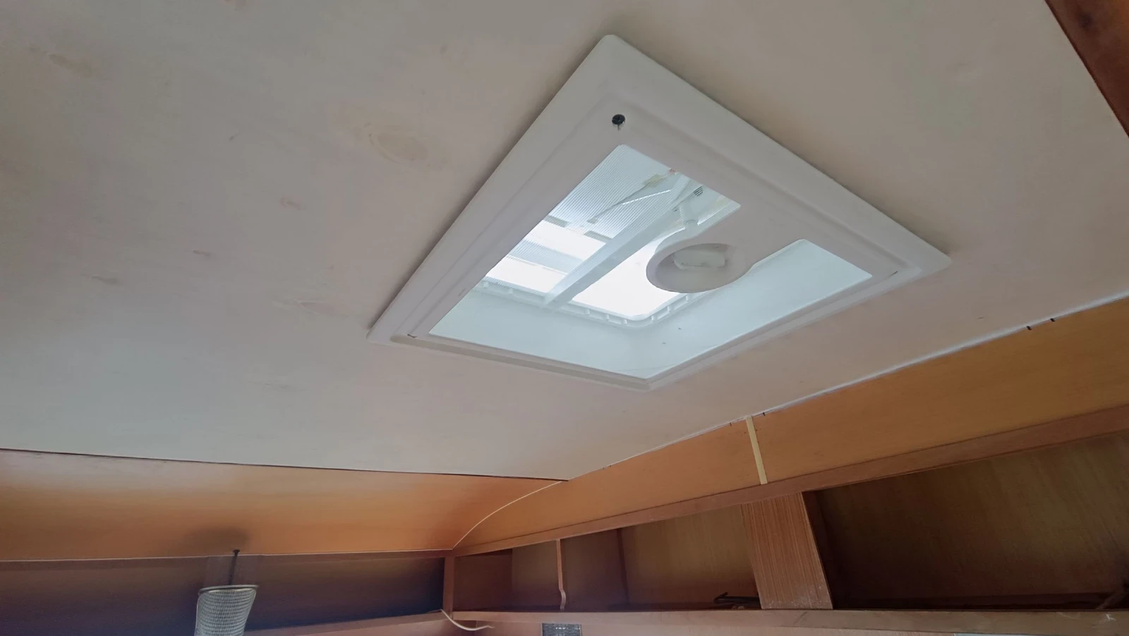 Каравана Knaus 380 750kg Търговска проект, снимка 9 - Каравани и кемпери - 54592459