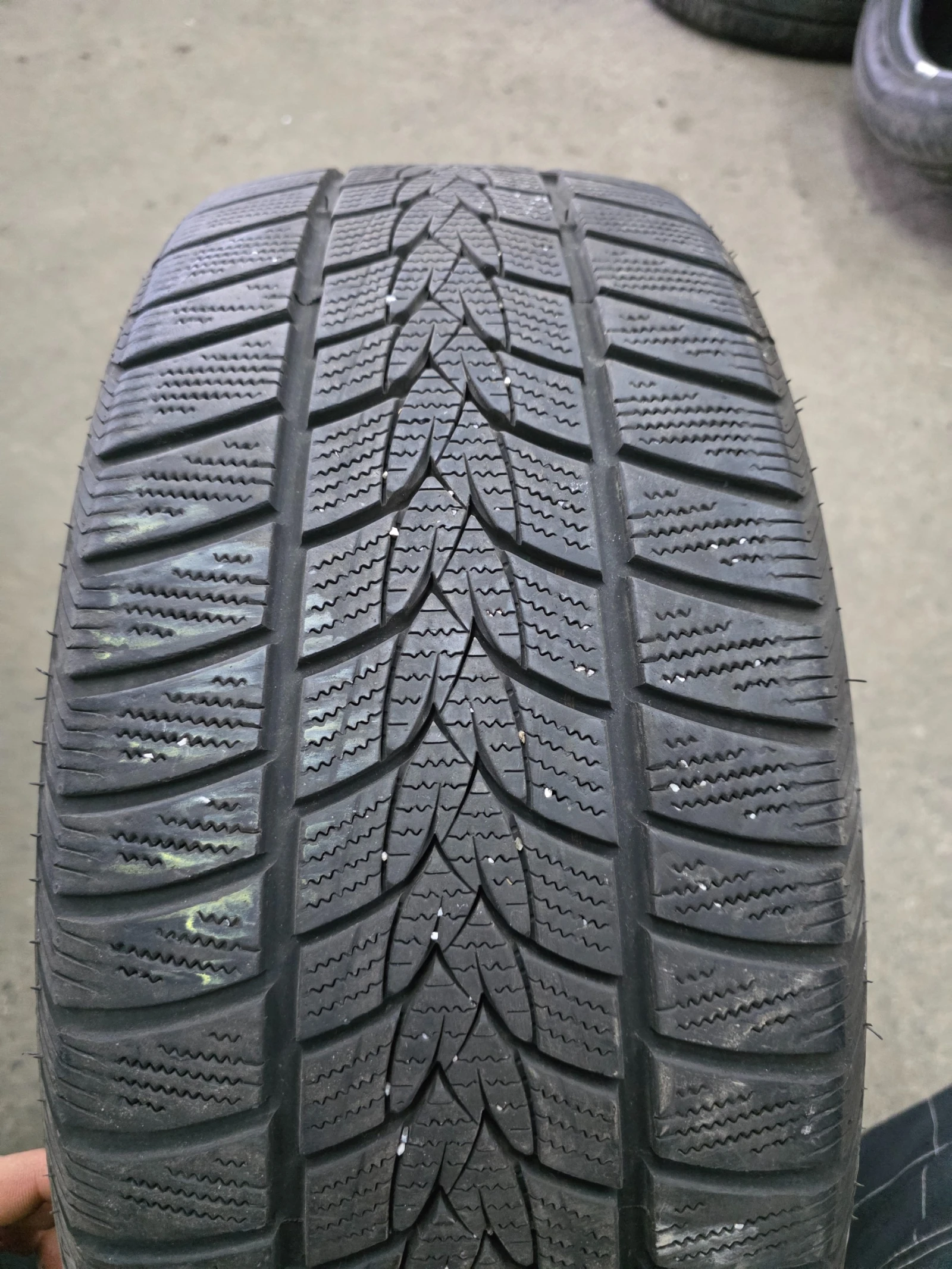 Гуми Зимни 205/40R18, снимка 3 - Гуми и джанти - 55496625
