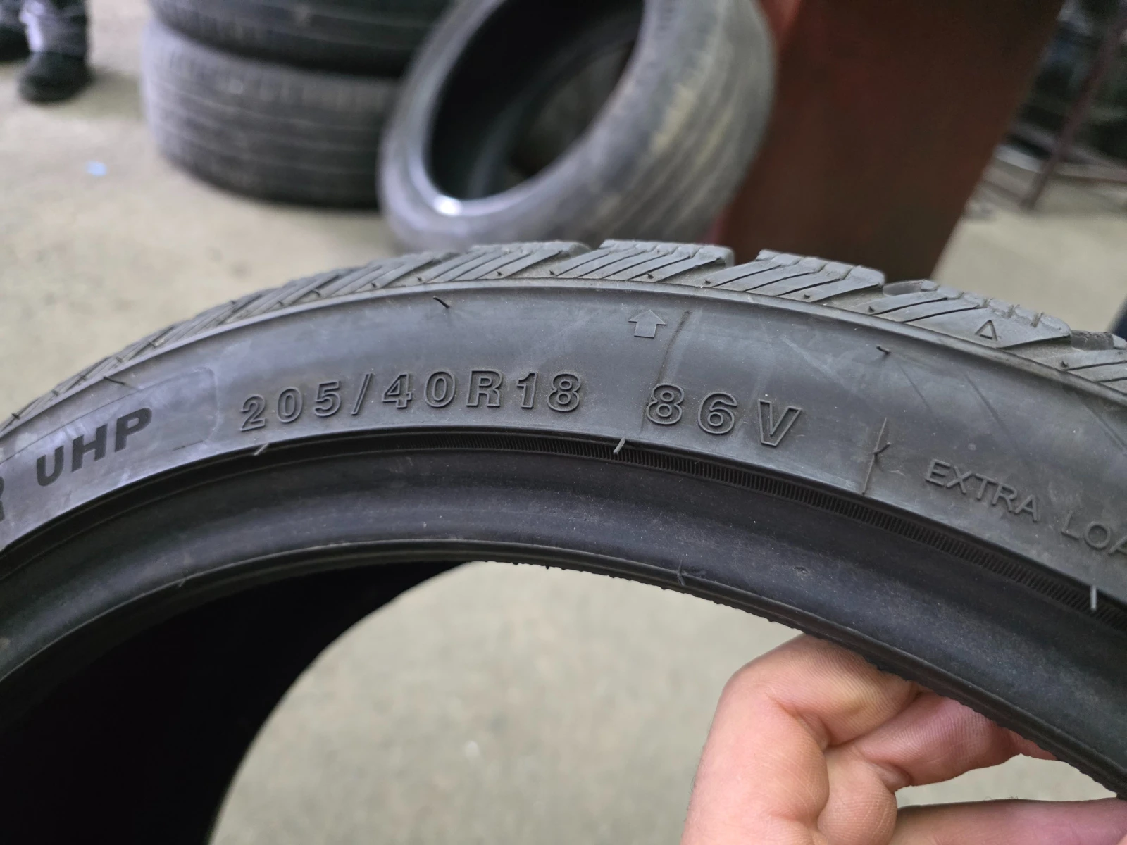 Гуми Зимни 205/40R18, снимка 4 - Гуми и джанти - 55496625