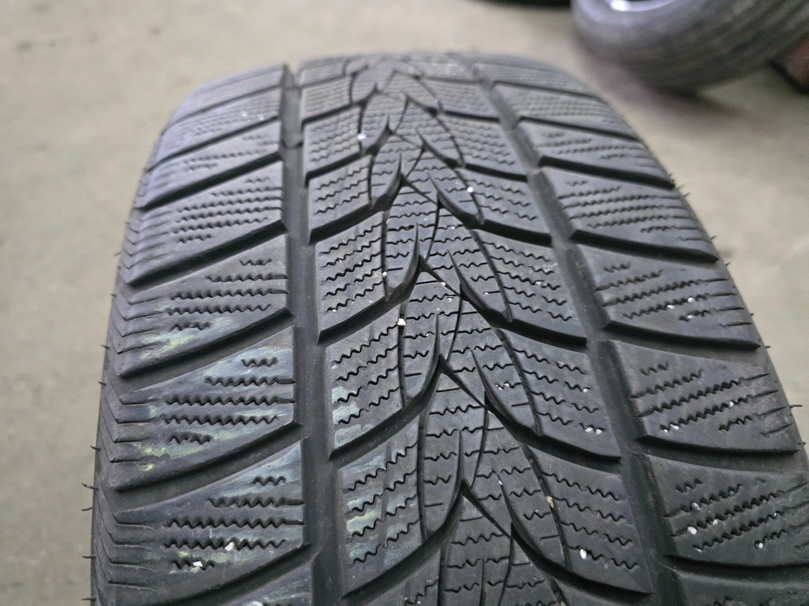 Гуми Зимни 205/40R18, снимка 2 - Гуми и джанти - 55496625