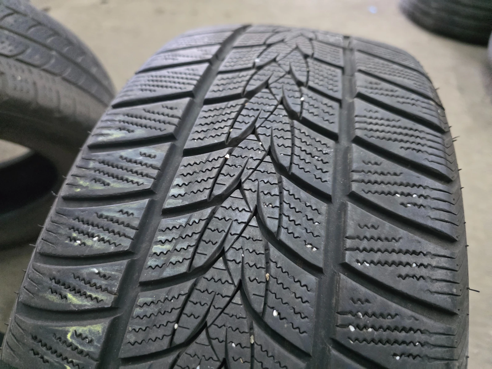 Гуми Зимни 205/40R18