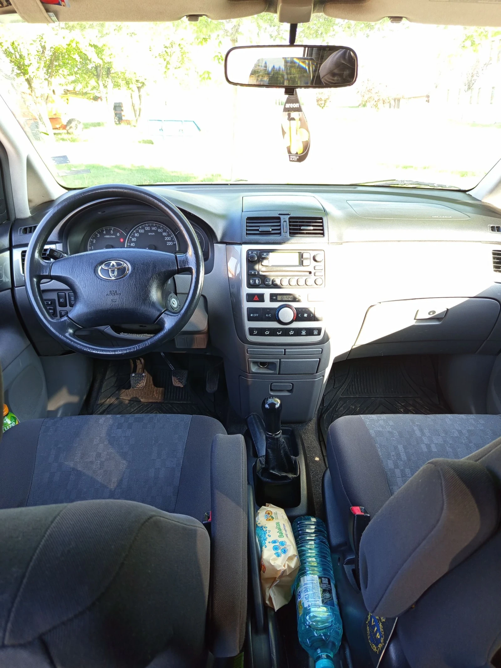 Toyota Avensis verso 2.0 - изображение 2