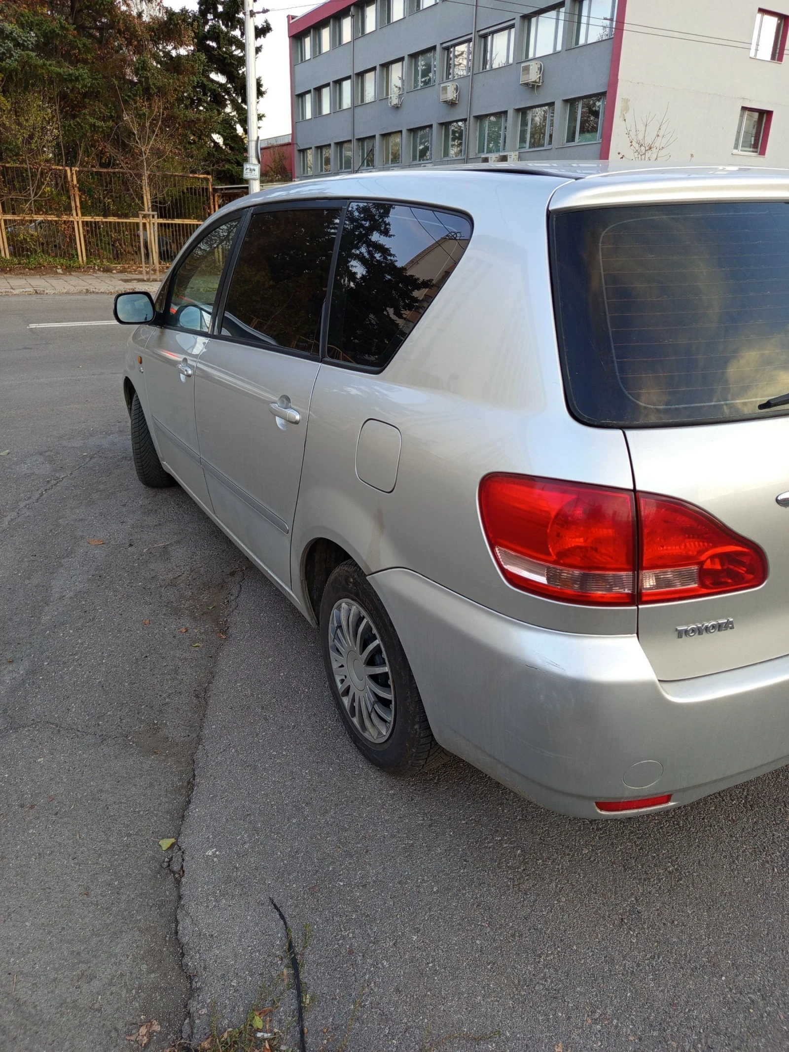 Toyota Avensis verso 2.0 - изображение 5