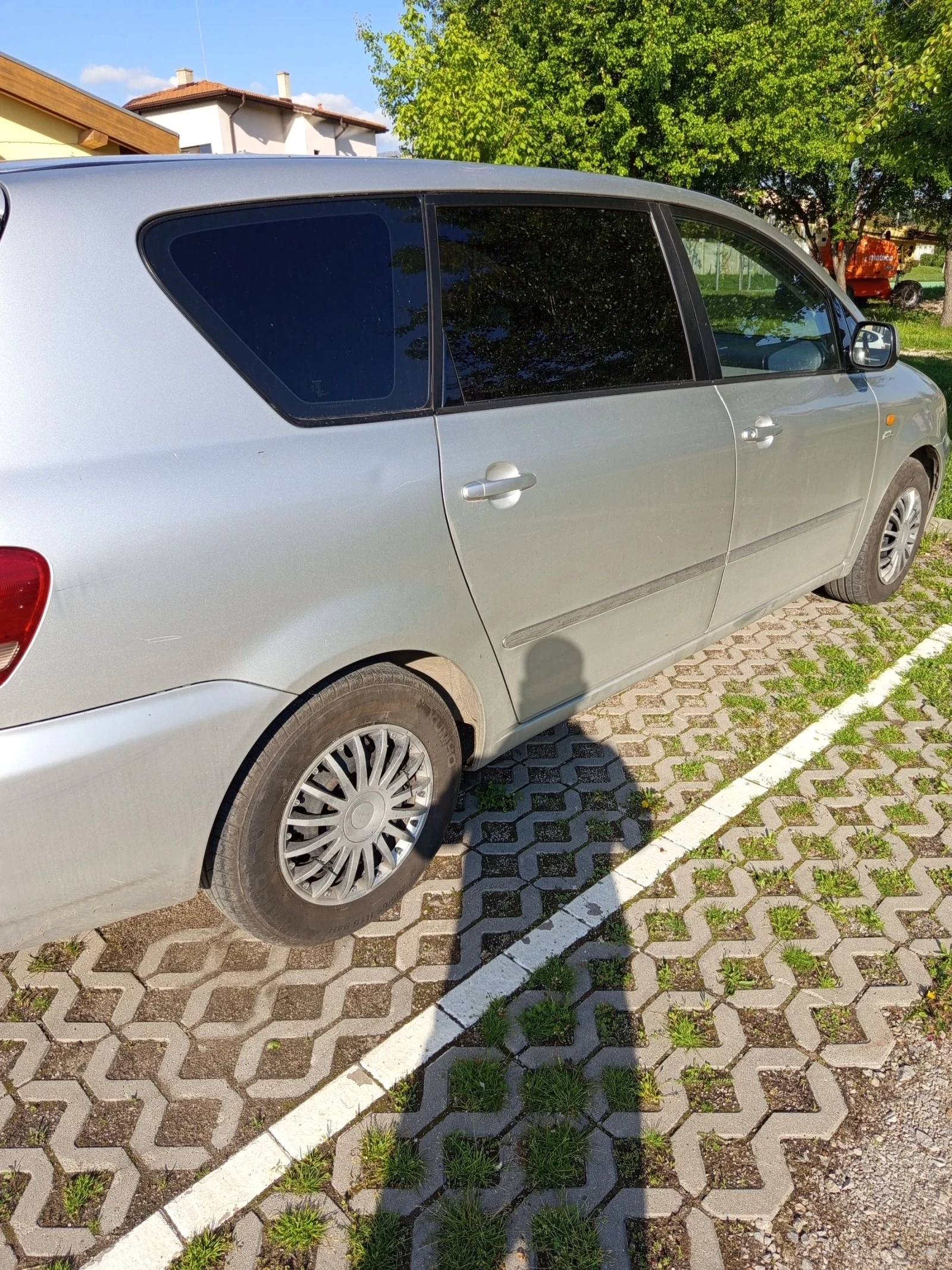 Toyota Avensis verso 2.0 - изображение 4