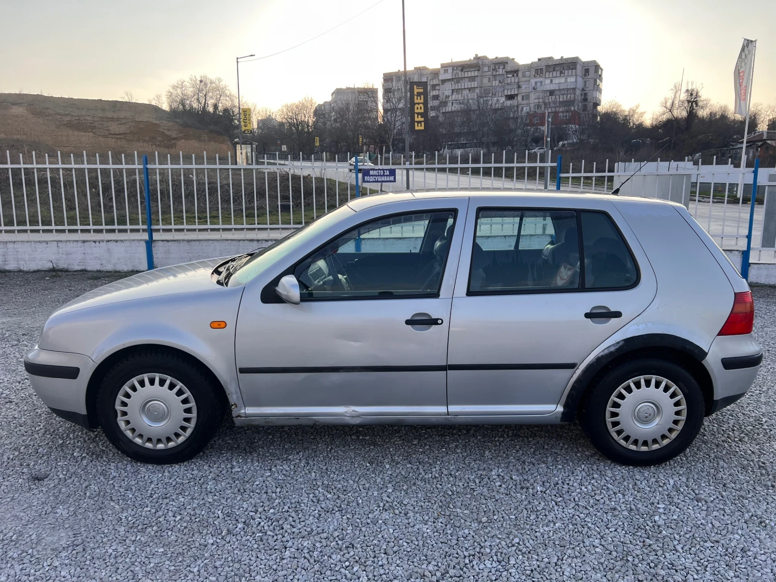 VW Golf 4 1.6i , снимка 5 - Автомобили и джипове - 53851196