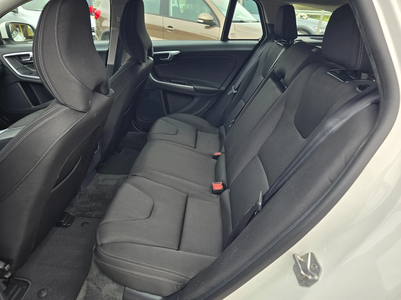 Volvo V60 2.0D4 KLIMATRON, снимка 14 - Автомобили и джипове - 54309434