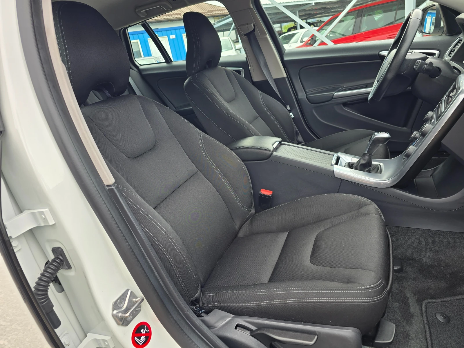 Volvo V60 2.0D4 KLIMATRON, снимка 10 - Автомобили и джипове - 54309434