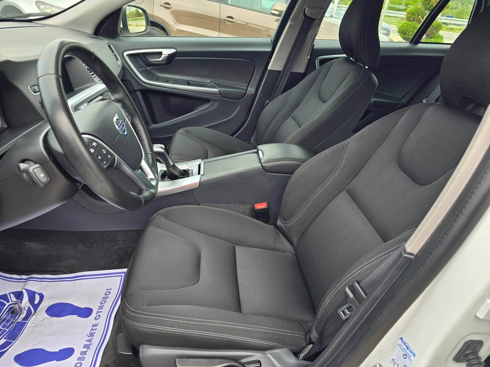 Volvo V60 2.0D4 KLIMATRON, снимка 13 - Автомобили и джипове - 54309434