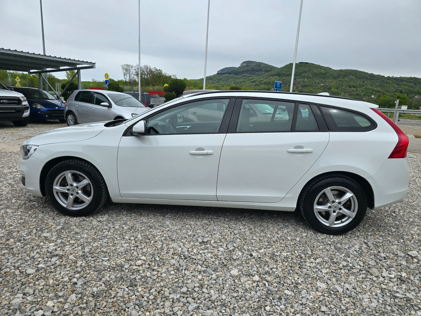 Volvo V60 2.0D4 KLIMATRON, снимка 2 - Автомобили и джипове - 54309434