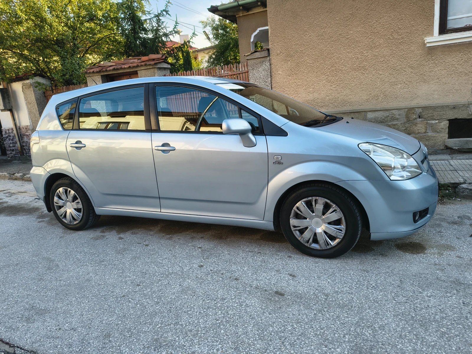 Toyota Corolla verso 2.0 D4D, снимка 10 - Автомобили и джипове - 54947577