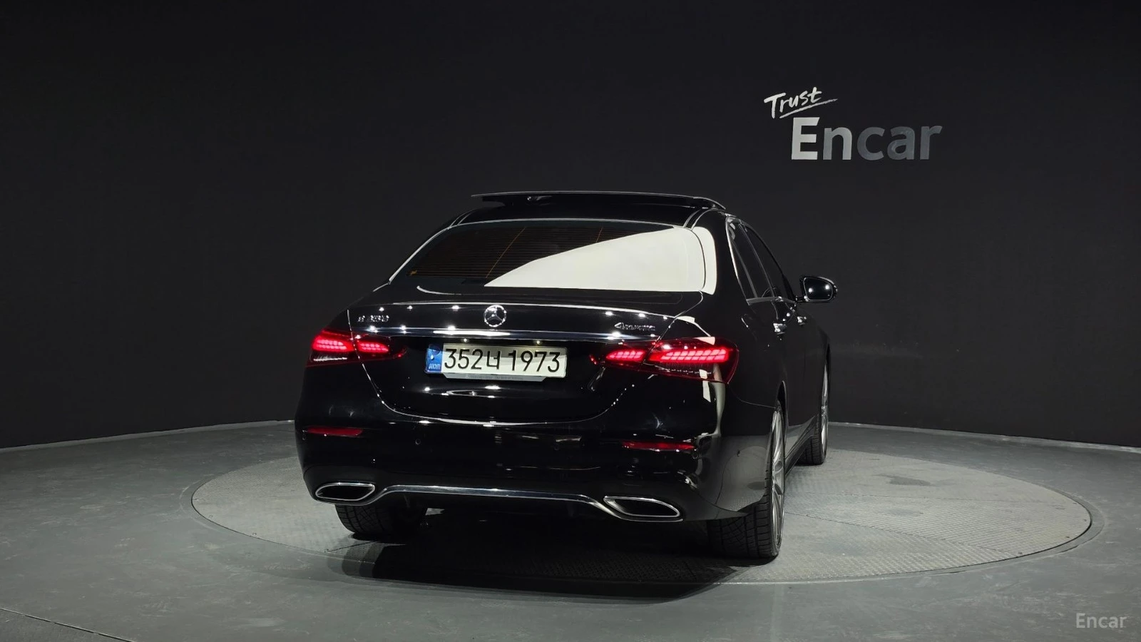 Mercedes-Benz E 350 4MATIC AMG* HUD* КОЖА* ОБДУХВ* НАВИ* ПАНО, снимка 4 - Автомобили и джипове - 55479793