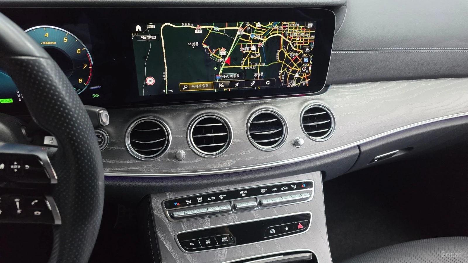 Mercedes-Benz E 350 4MATIC AMG* HUD* КОЖА* ОБДУХВ* НАВИ* ПАНО, снимка 12 - Автомобили и джипове - 55479793