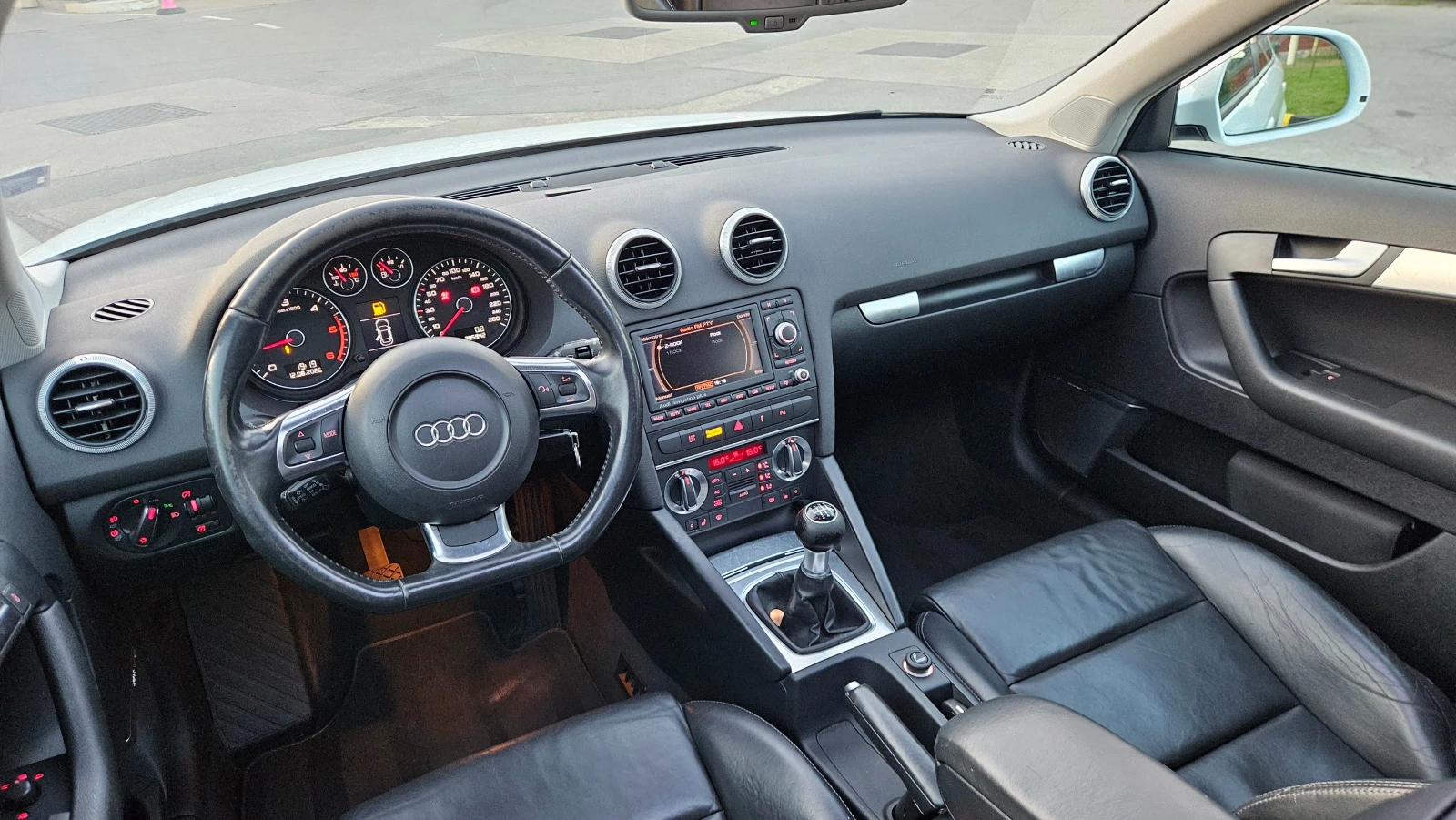 Audi A3 2.0 TDI S-LINE/KOJA/PANORAMA/NAVIG, снимка 10 - Автомобили и джипове - 55661952
