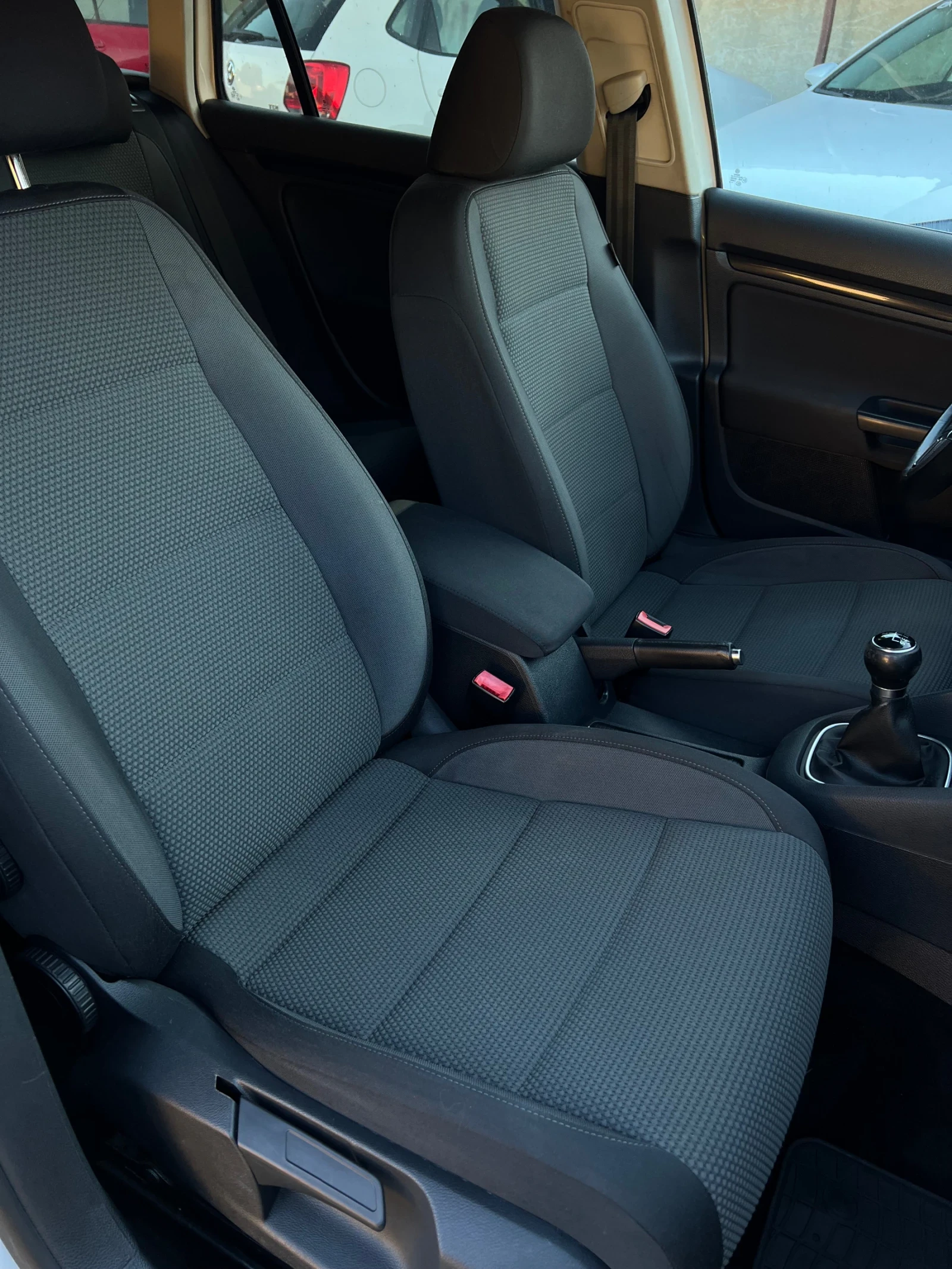 VW Golf 1.6 TDI, снимка 8 - Автомобили и джипове - 56375718