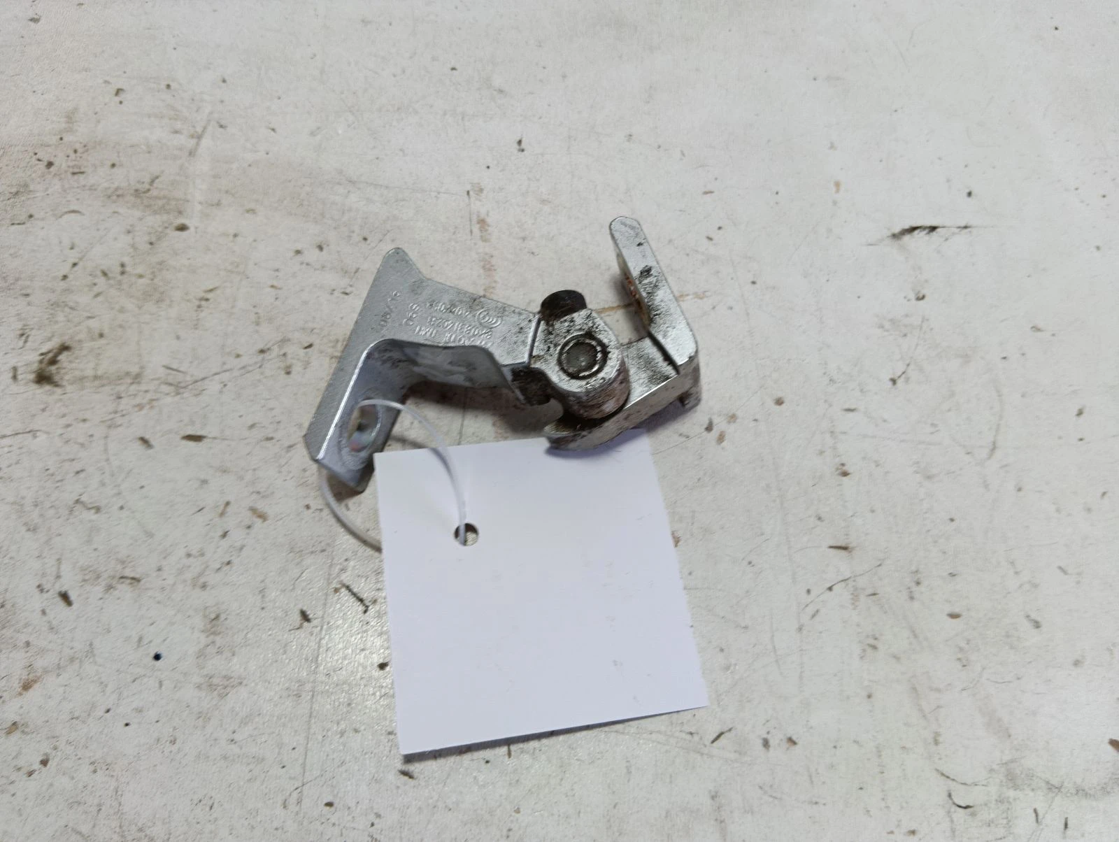 панта задна дясна врата 8K0831402B Skoda Octavia