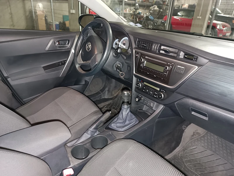 Toyota Auris, снимка 9 - Автомобили и джипове - 53404769