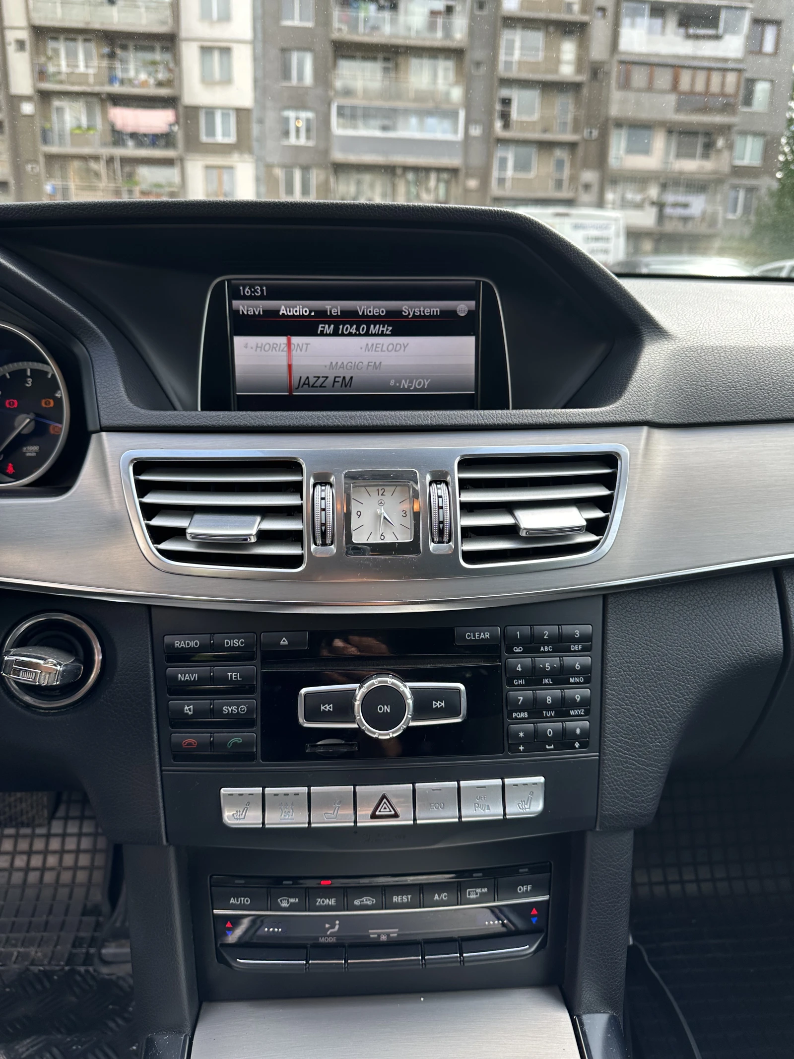 Mercedes-Benz E 250 CDI 4 matic, снимка 15 - Автомобили и джипове - 54095778