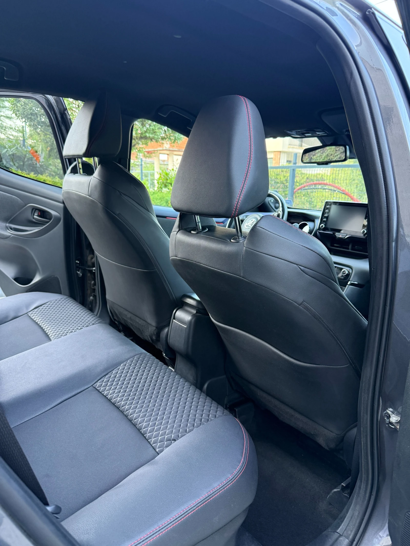 Toyota Yaris 1.5 CVT HYBRID, Limited Edition, снимка 15 - Автомобили и джипове - 55791425
