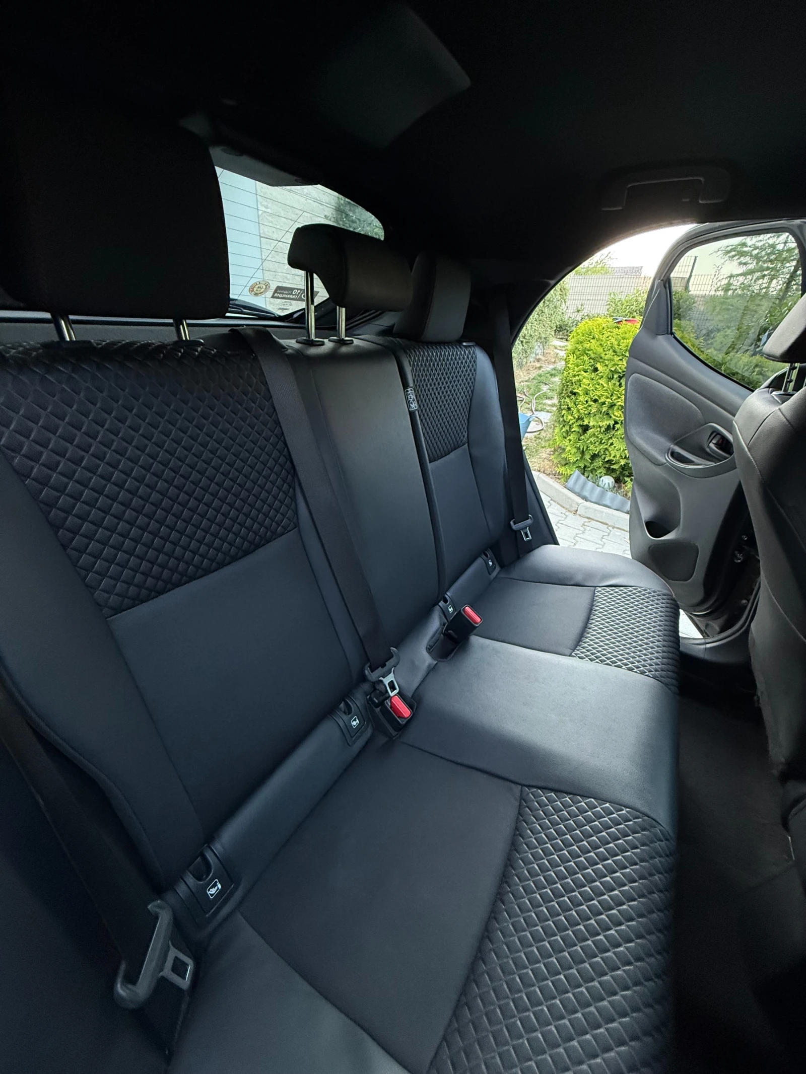 Toyota Yaris 1.5 CVT HYBRID, Limited Edition, снимка 14 - Автомобили и джипове - 55791425