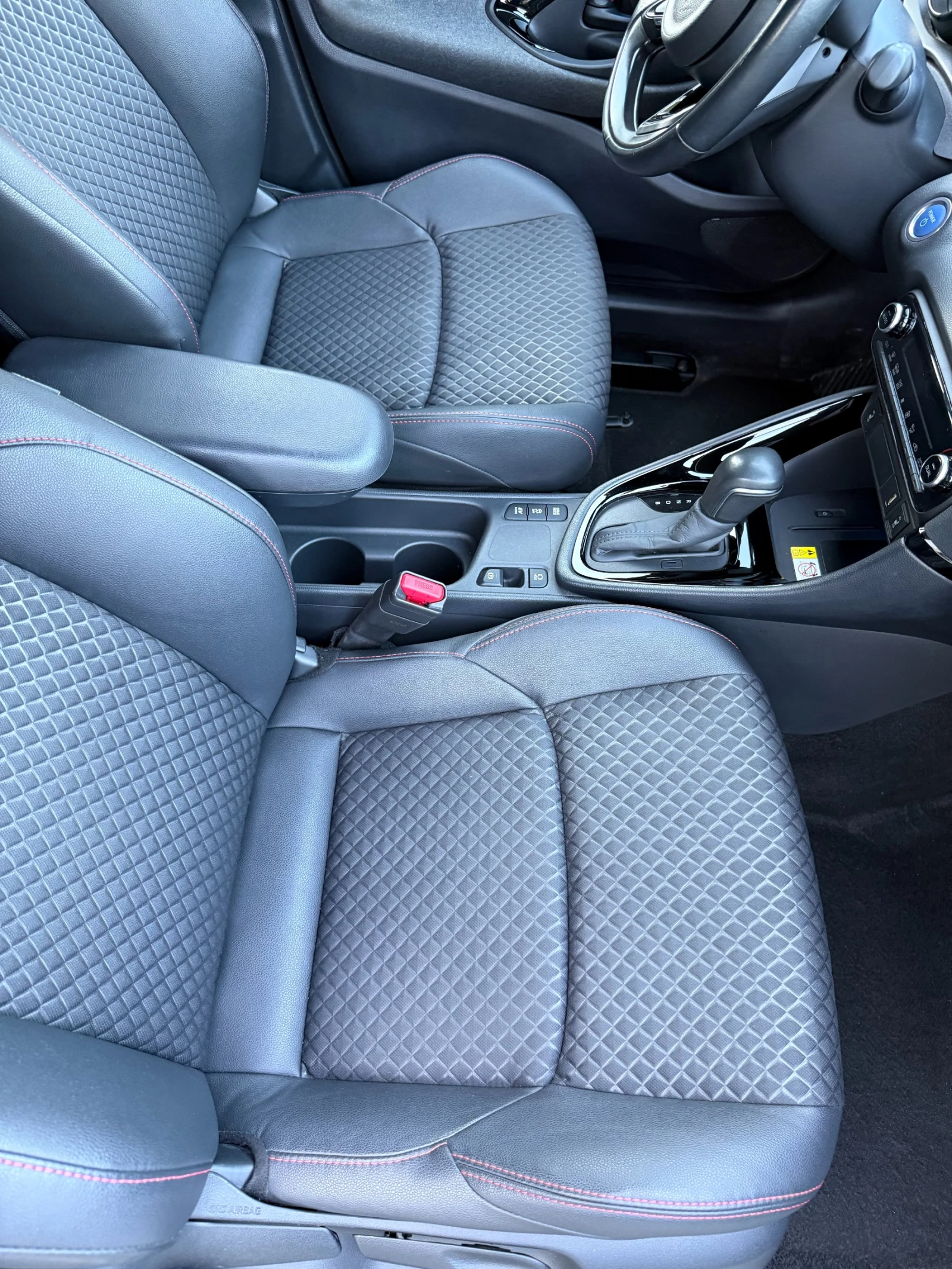 Toyota Yaris 1.5 CVT HYBRID, Limited Edition, снимка 13 - Автомобили и джипове - 55791425