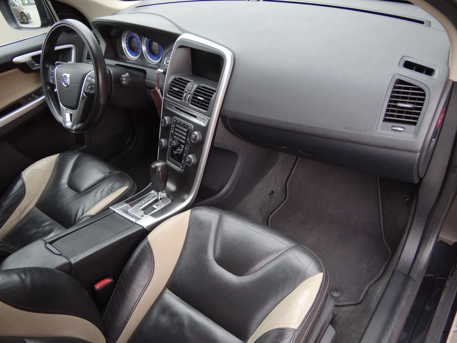 Volvo XC60 2.4D-163k.c. R-Design /4X4/Auto/Koja/Navi/Euro-5B/ - изображение 10