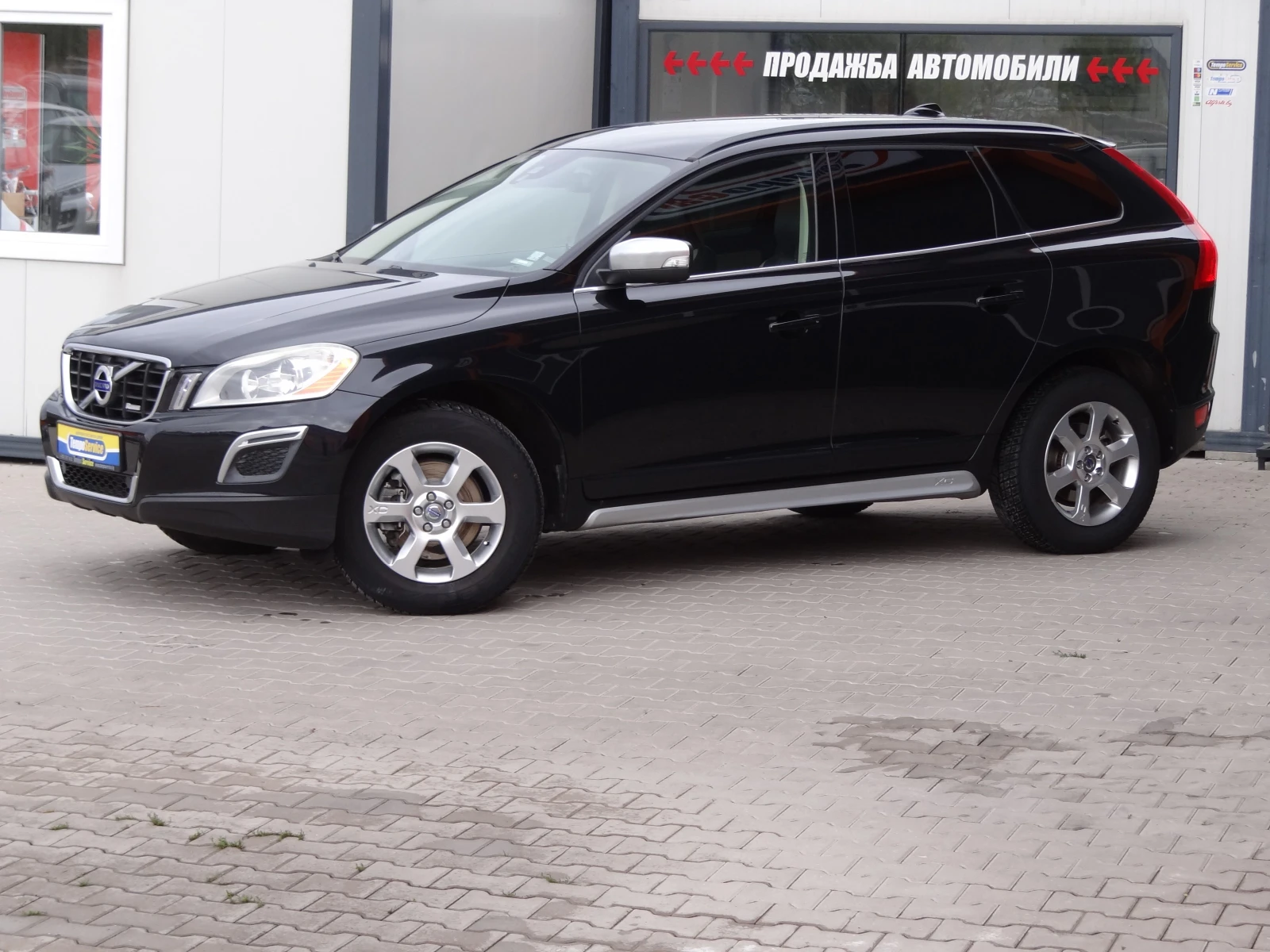 Volvo XC60 2.4D-163k.c. R-Design /4X4/Auto/Koja/Navi/Euro-5B/ - изображение 2
