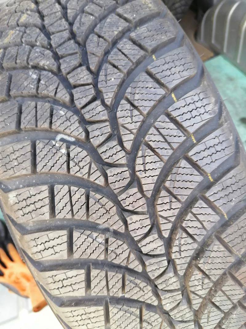 Гуми Зимни 225/55R17, снимка 2 - Гуми и джанти - 29598224