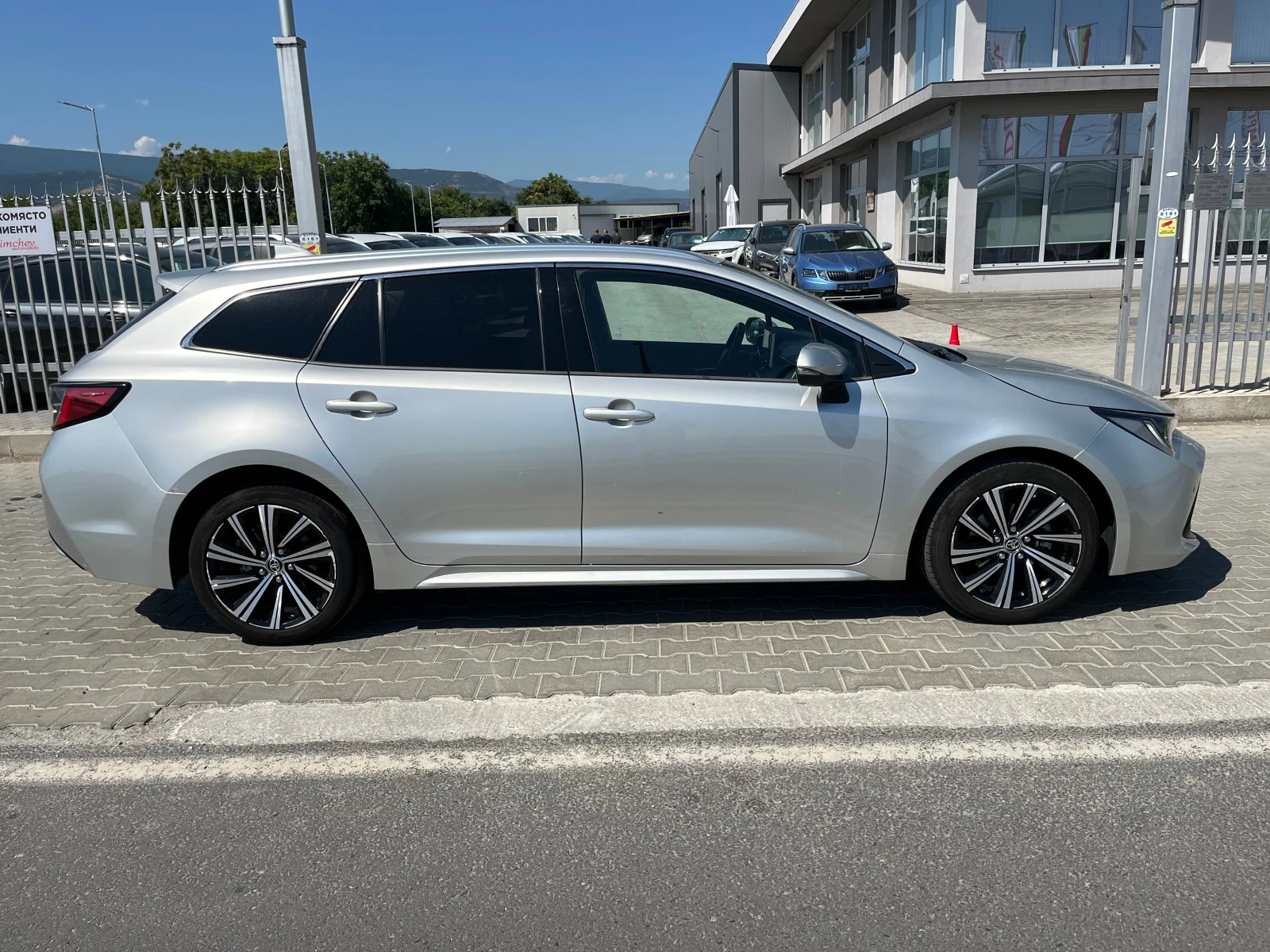 Toyota Corolla 1.8 HYBRID - изображение 4