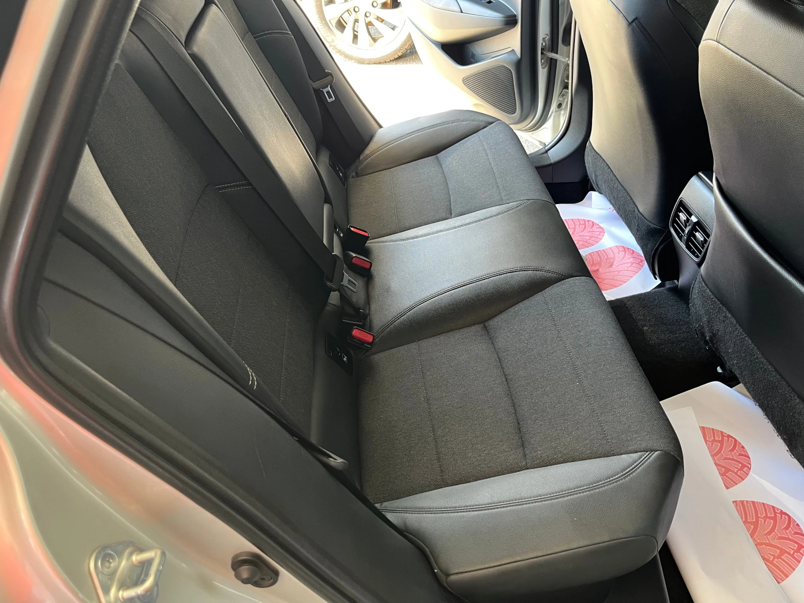 Toyota Corolla 1.8 HYBRID - изображение 9