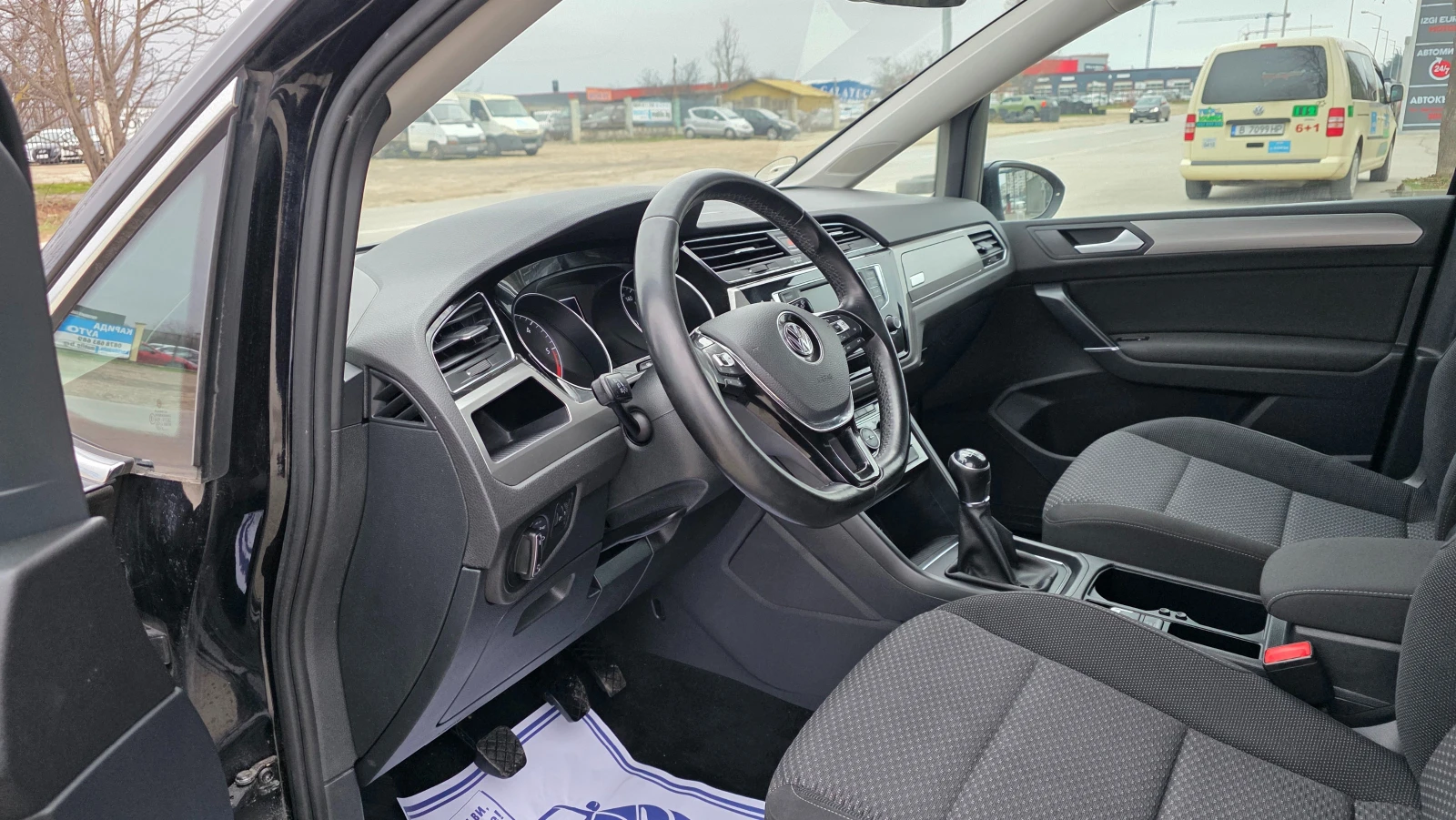 VW Touran KATO ЧИСТО НОВ/1.6d/110hp/7m, снимка 7 - Автомобили и джипове - 53851484