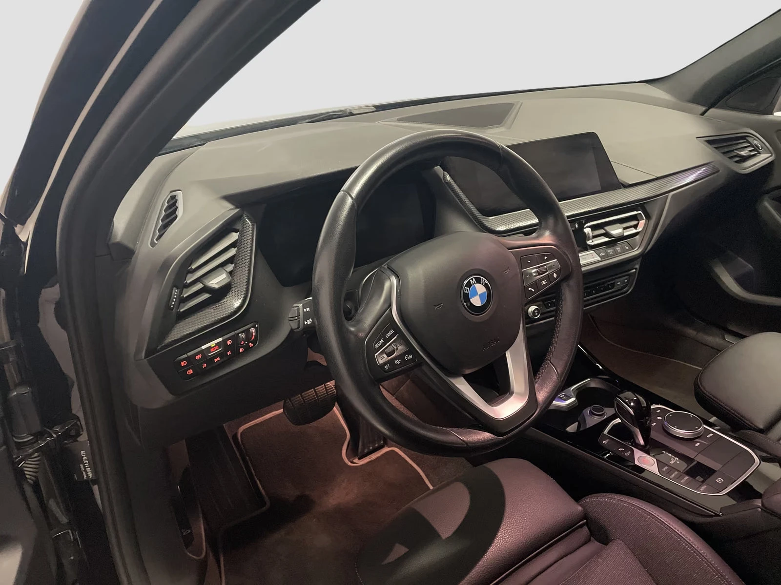 BMW 120 d/190HP/SPORT/LED/CAM/NACI/LINEASSIST/893z, снимка 10 - Автомобили и джипове - 56115838