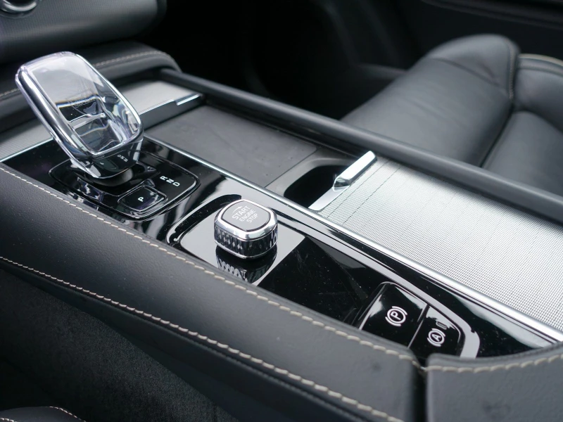 Volvo Xc90 T8* AWD* RECHARGE* ULTIMATE* PANO* B&W* 360CAM* , снимка 8 - Автомобили и джипове - 50189777