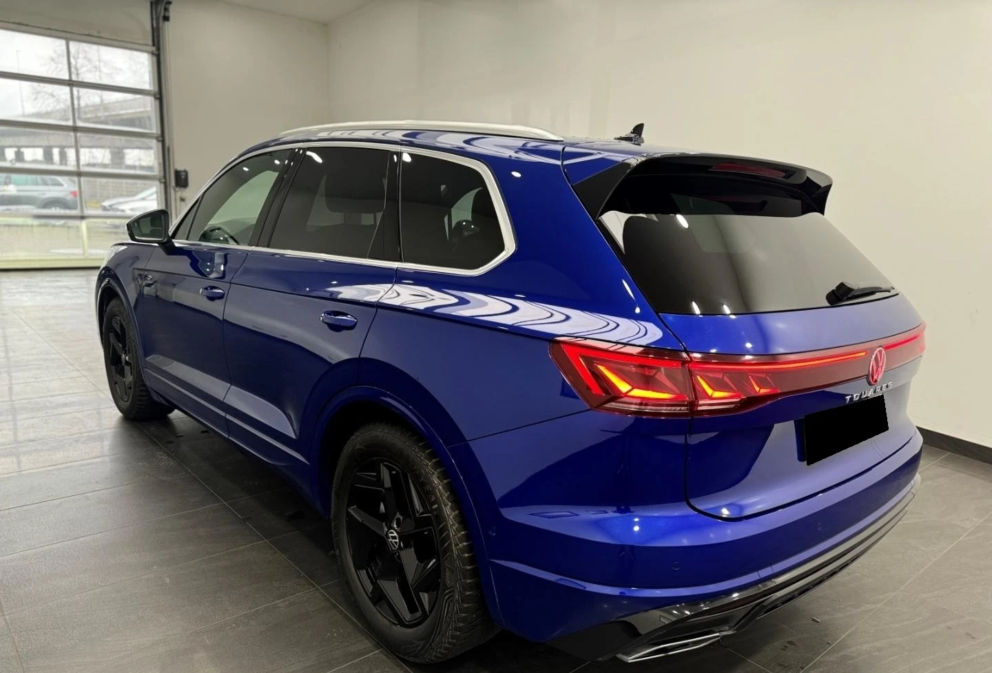 VW Touareg 3.0TDI* 4M* R-LINE* HEAD-UP* DISTR* MEMORY* MATRIX - изображение 4