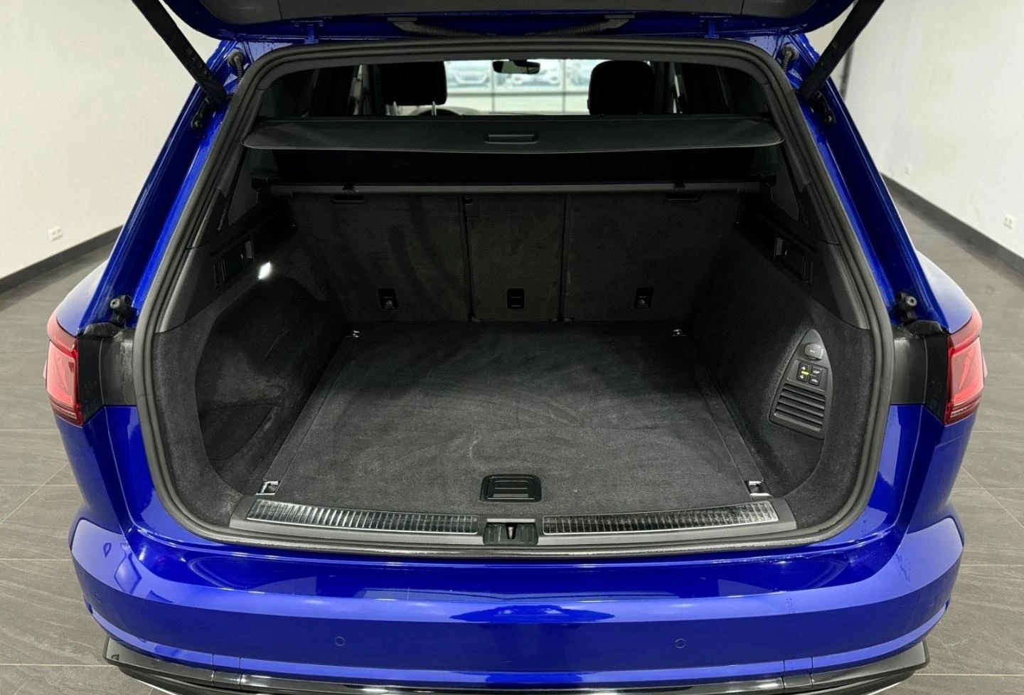 VW Touareg 3.0TDI* 4M* R-LINE* HEAD-UP* DISTR* MEMORY* MATRIX - изображение 5