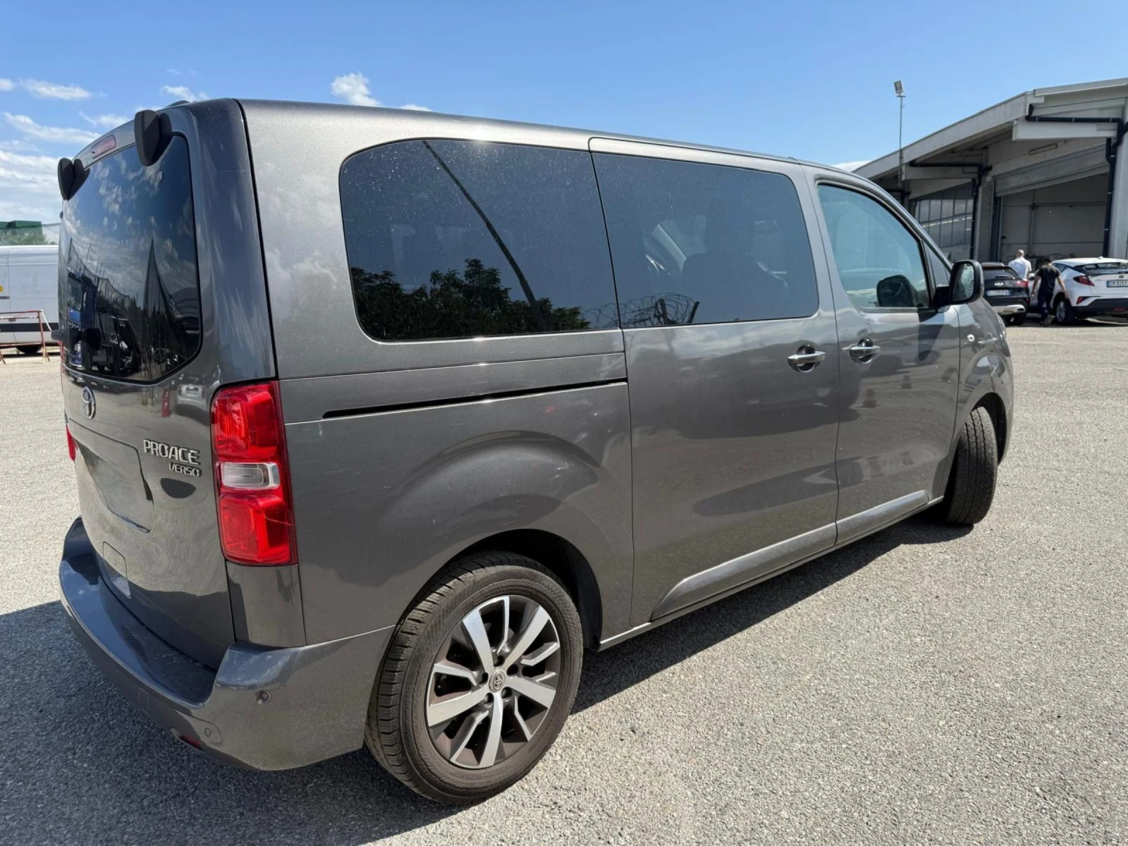 Toyota Proace Капарирана/Продадена  - изображение 2