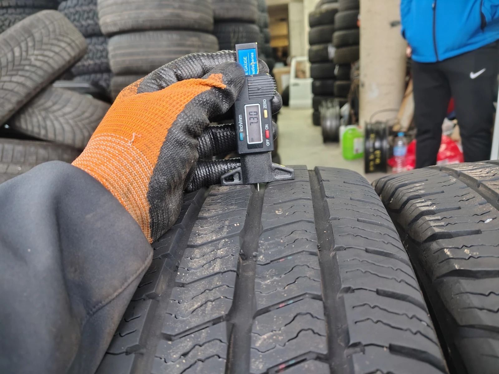 Гуми Зимни 205/75R16, снимка 3 - Гуми и джанти - 54094852