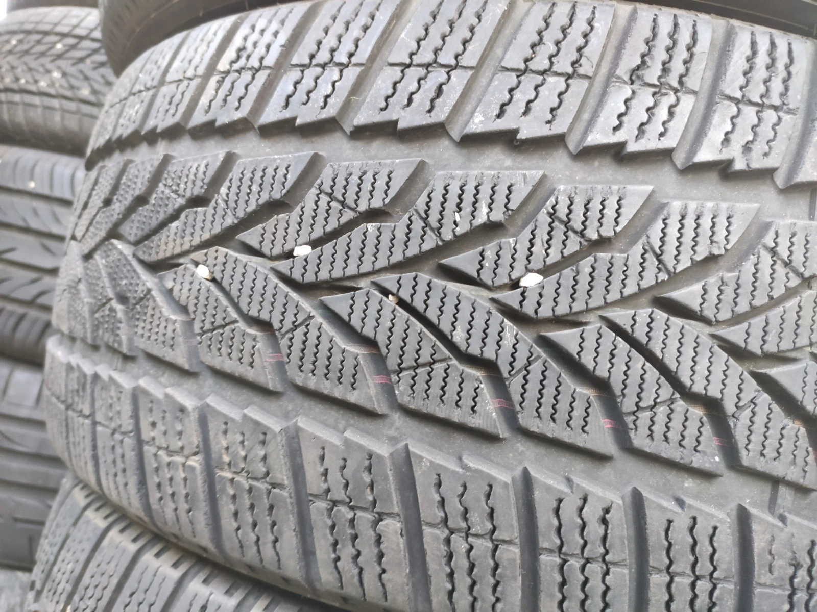 Гуми Зимни 245/40R19, снимка 2 - Гуми и джанти - 54655337