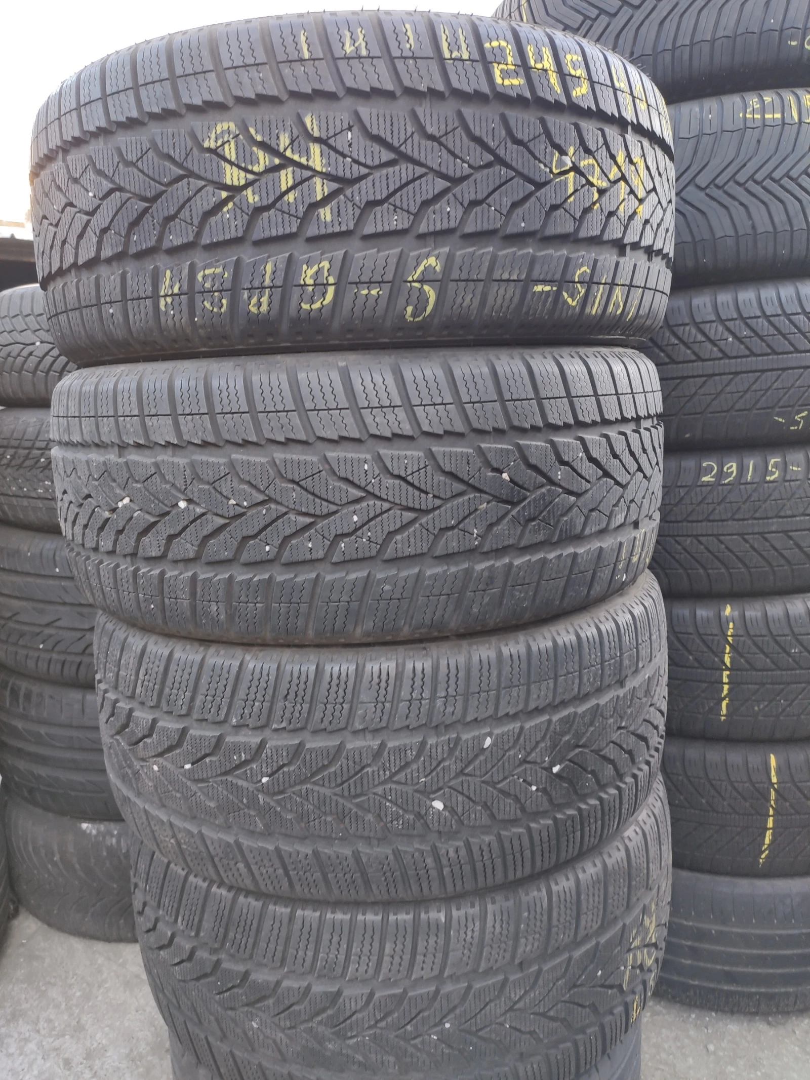 Гуми Зимни 245/40R19, снимка 5 - Гуми и джанти - 54655337