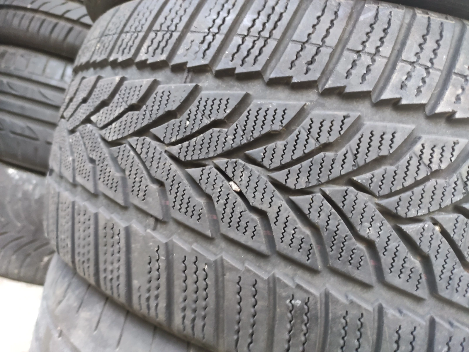 Гуми Зимни 245/40R19, снимка 3 - Гуми и джанти - 54655337