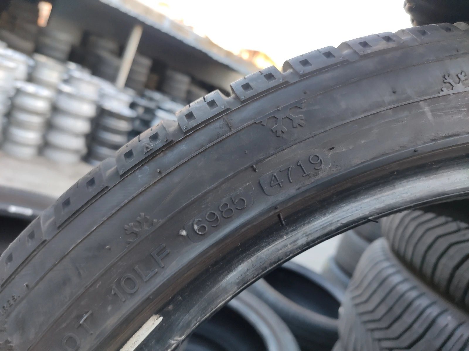 Гуми Зимни 245/40R19, снимка 9 - Гуми и джанти - 54655337
