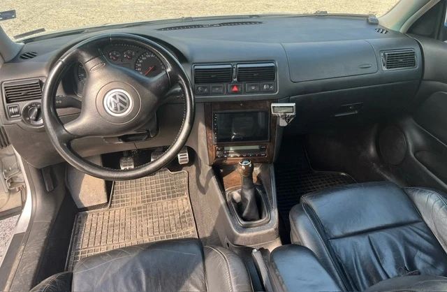 VW Golf 1.8Т, снимка 10 - Автомобили и джипове - 46995806